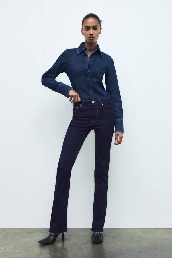 Jeans the contour bootcut con pernera slim fit ligeramente acampanada, bajo desflecado y tiro medio, en azul índigo, de Zara. Cómpralos a 29,95 euros.