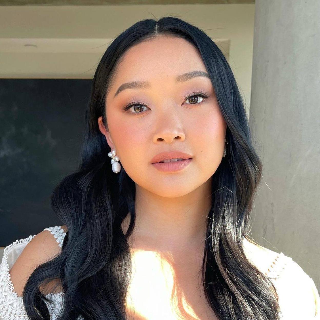 La actriz Lana Condor presume de un rostro repulpado y radiante como el que se consigue con estos sérums