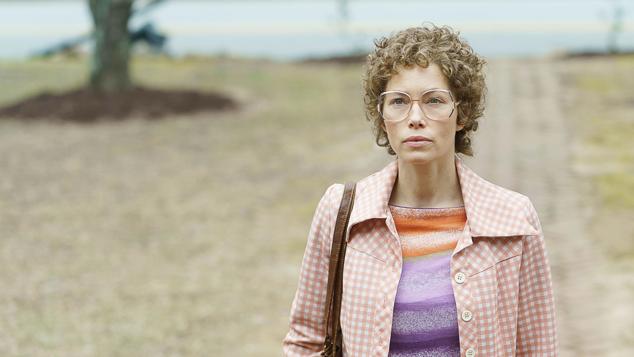 Jessica Biel protagoniza esta miniserie basada en una historia real centrada en la mujer que le da nombre, Candy Montgomery. Una madre y ama de casa de los años 80 que lo ha hecho todo a la perfección: un buen marido, dos hijos, una buena casa e incluso una cuidadosa planificación de ciertas transgresiones. Pero cuando la presión del conformismo empieza a ahogarla y empieza a ser evidente que necesita algo de libertad la rutina tiene efectos letales. Junto a Biel encontramos en el reparto a Melanie Lynskey (Yellowjackets), Pablo Schreiber (Orange is the new black) y Timothy Simmons (Veep), entre otros. 