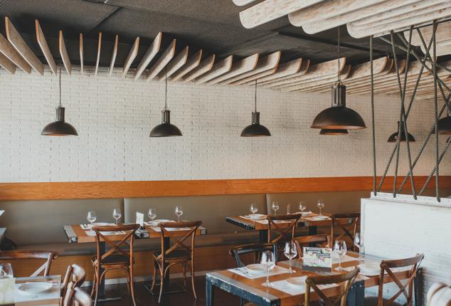 Uno de los siete restaurantes que Najwa William y Jesús Blanca tienen en la isla ofrece sabores y recetas que rememoran los orígenes canarios, andaluces y libaneses del matrimonio. Papas arrugás, pescados y mariscos comparten carta con porra antequerana, canelones de carrillera estofada, ensalada libanesa o crujientes de pastela, en este bistró de aires marineros, con terraza frente al Muelle Deportivo.