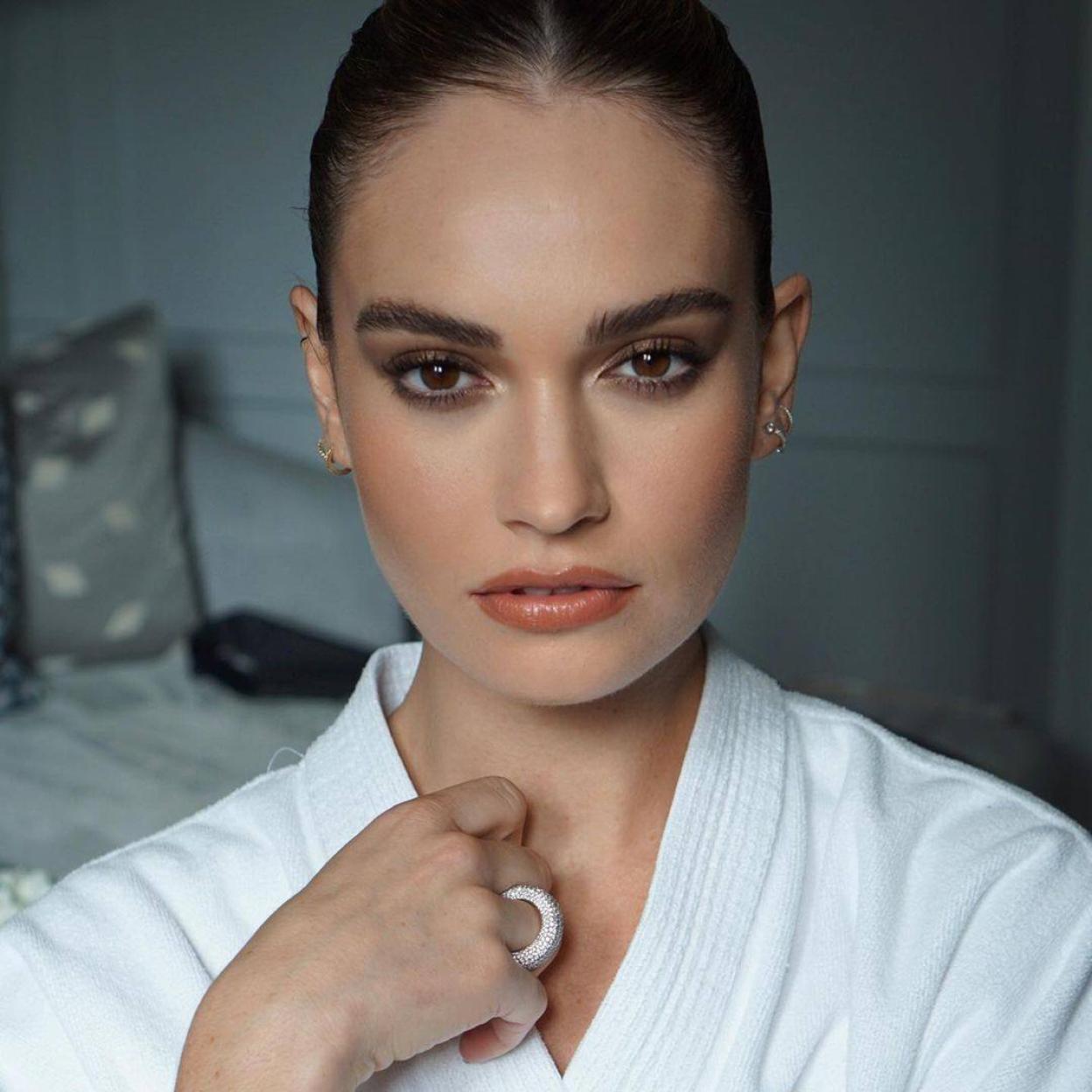 Consigue una piel tersa y suave como la de la actriz Lily James con estos sérums con azuleno