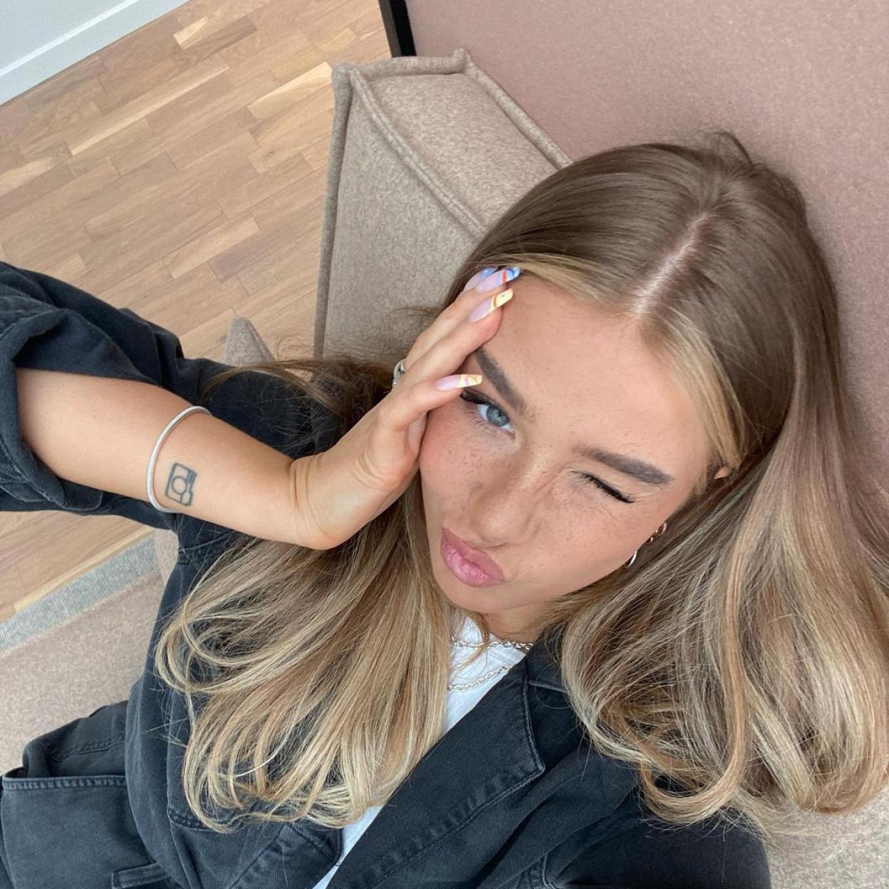 La influencer luce un rostro maquillado e hidratado sin imperfecciones ni brillos. 