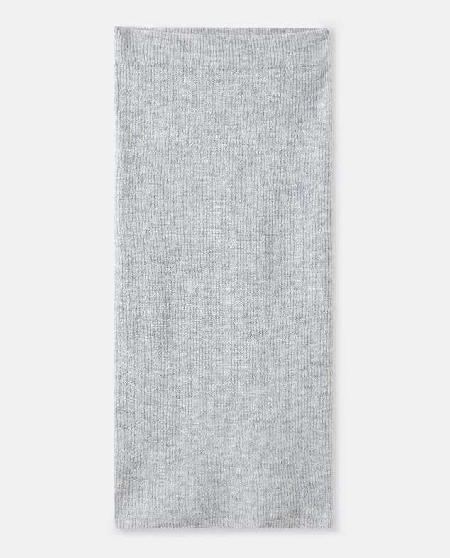 Falda larga de punto perlado en gris claro, pero también disponible en otros colores. Un básico de armario atemporal para cualquier ocasión. Es de Easy Wear de El Corte Inglés. Precio: 19,99 €. Cómpralo aquí