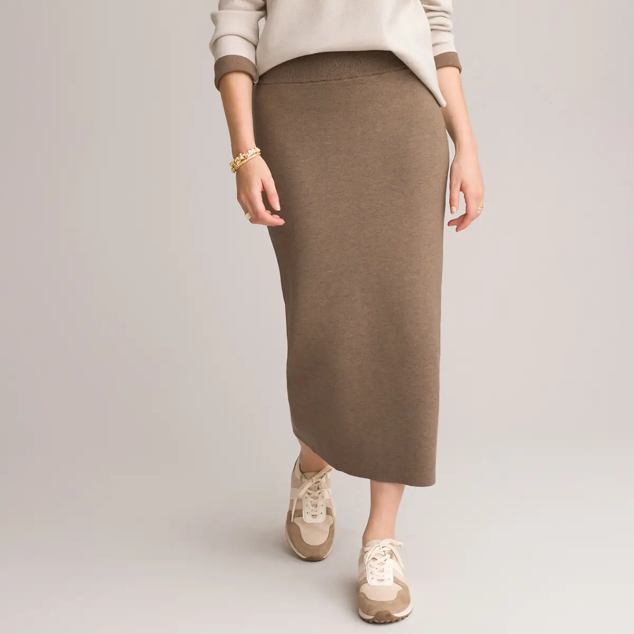 Falda midi de punto cómoda y sin cierre que se adapta a cualquier silueta. Perfecta para llevarla con blusas, blazers o tank tops. Es de Laredoute. Precio: 31,99 €. Cómpralo aquí