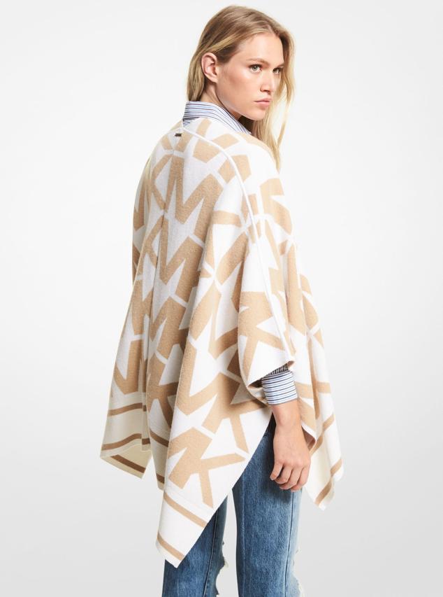 Para las amantes de la logomania, este poncho de mezcla de lana será su prenda fetiche este otoño. Es de Michael Kors. Precio: 295 €. Cómpralo aquí