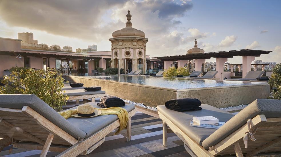 La terraza con piscina del Santa Catalina A Royal Hideaway.