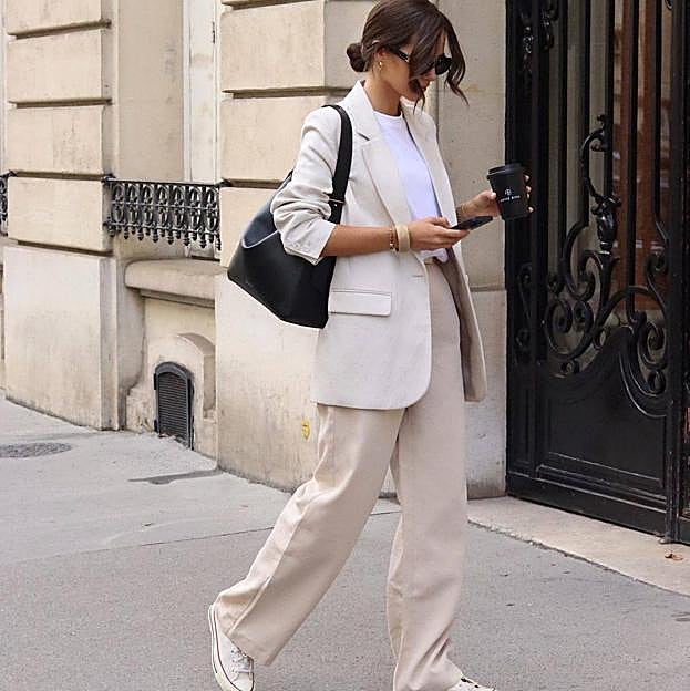El traje blanco es el favorito de las influencers esta temporada para destacar a diario