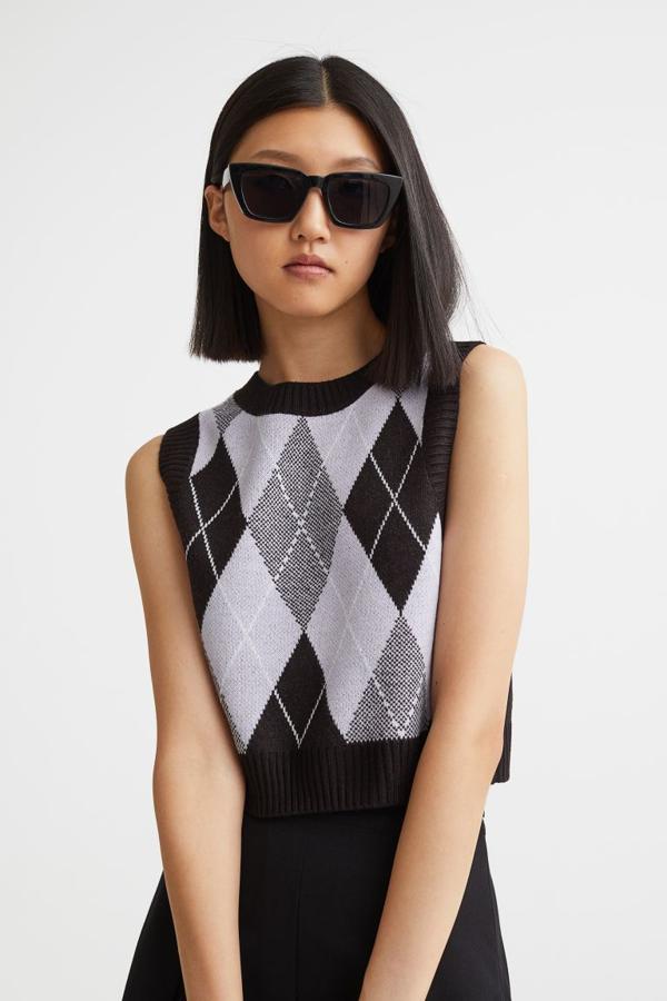 Una de las prendas donde más luce este estampado es sin duda el chaleco. Elige un diseño corto en tonos otoñales. Chaleco de H&M (14,99 euros). 