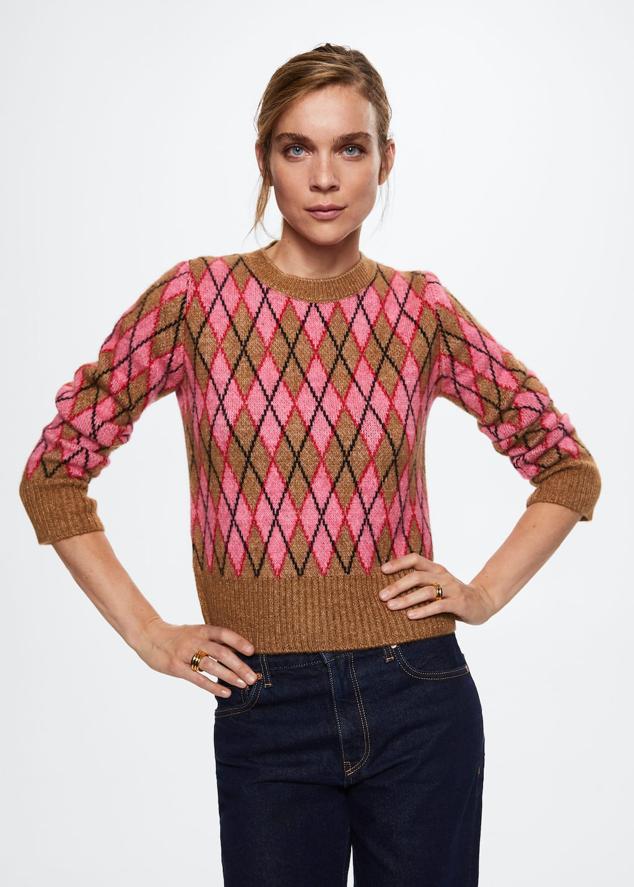 Una de las prendas de punto más bonitas de la nueva colección de otoño de Mango. Jersey en marrón y rosa de Mango (35,99 euros). 