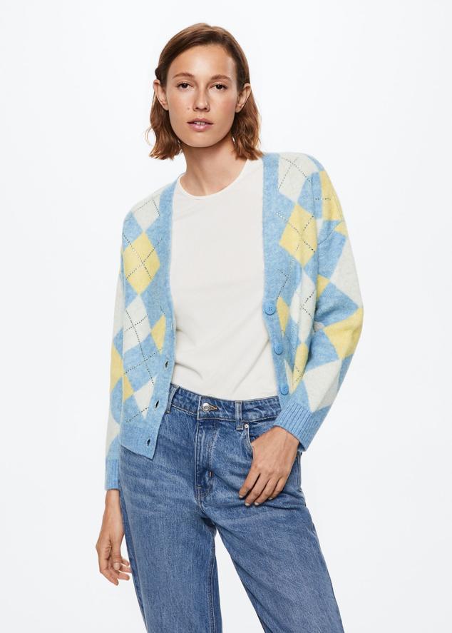 Los tonos más suaves de la paleta también se alían con el estampado de rombos este otoño. Cárdigan estampado de Mango (39,99 euros). 