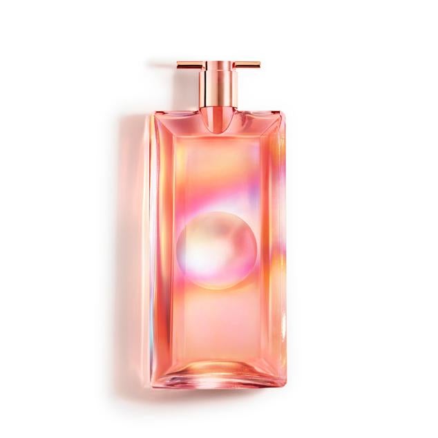 El aroma luminoso es una reinvención de la fragancia original de Idôle, alimentada por el optimismo de un mañana mejor. Este perfume se abre con un acorde de soufflé de rosas, vigorizando los sentidos con un aroma sensual. El corazón introduce una nota de palomitas de maíz, envolviendo el aroma en dulzura, antes de difundirse en una rica y cremosa base de vainilla. Precio (frasco 50 ml): 67,95 euros en LookFantastic(precio habitual: 90,45 euros). Cómpralo aquí