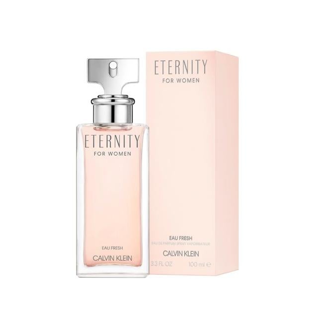 Es un perfume de mujer que simboliza una oda a los valores del amor, la familia y la paz. Eternity Calvin Klein Mujer Eau de Parfum comienza con notas frescas y cítricas que se fusionan con otras florales de Violetas y Lirios de los Valles. Gracias al Clavel, el corazón de la fragancia se vuelve potente, enérgico y floral. Las notas de fondo son suaves y transparentes, dándole a este perfume de Calvin Klein, la fortaleza y tranquilidad que necesita. Precio (frasco 30 ml): 35,95 euros en LookFantastic (precio habitual: 39,95 euros). Cómpralo aquí