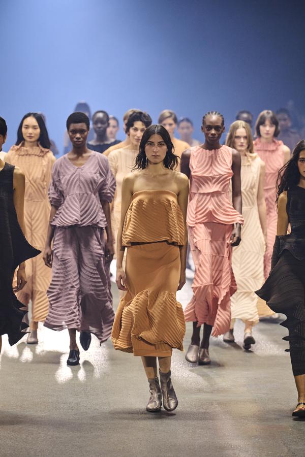 Homenaje al fallecido diseñador con siluetas escultóricas y llenas de color. Prendas que evocan una atmosfera etérea y fluida que ha permitido que las modelos hayan bailado y disfrutado de esta alegre despedida. 