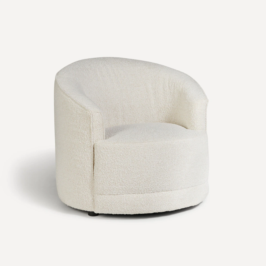 Cómodo, elegante y de plena tendencia, este sillón de tela Ascot en color blanco cuesta 695 euros en El Corte Inglés. Cómpralo aquí
