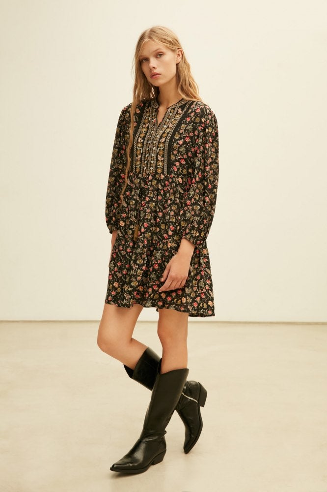 Un diseño perfecto para lucir con botas altas de estilo campero. Vestido mini de Sfera (35,99 euros). 