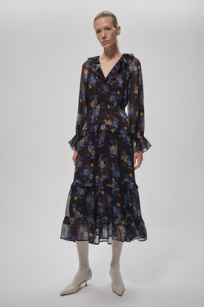 Un estampado floral, largo midi y un montón de volantes completan este bonito diseño. Vestido estampado de Sfera (39,99 euros). 