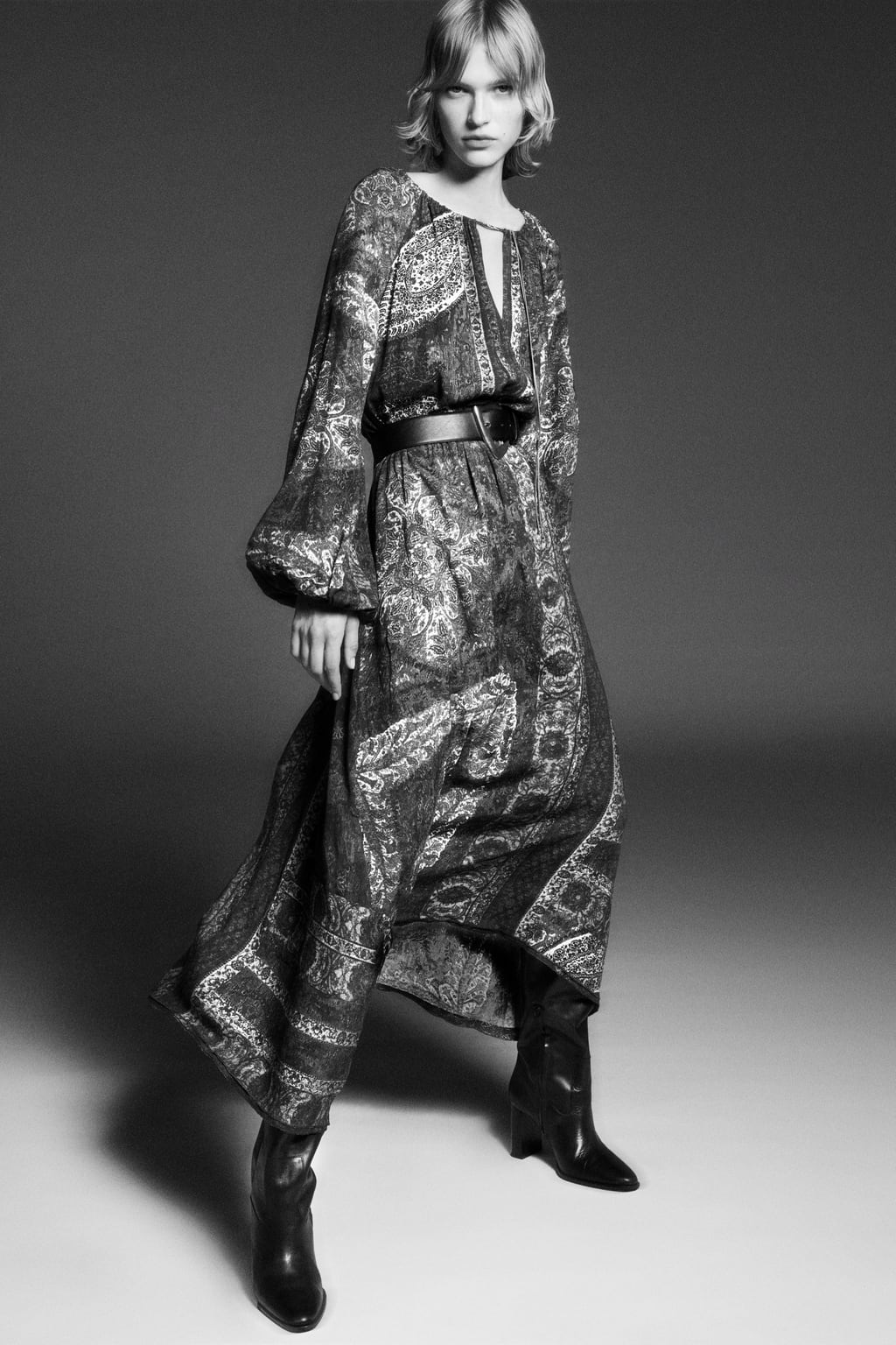 Un estampado tipo pañuelo para un vestido que llevarás sin parar los próximos meses. Vestido con estampado multicolor de Zara (59,99 euros). 