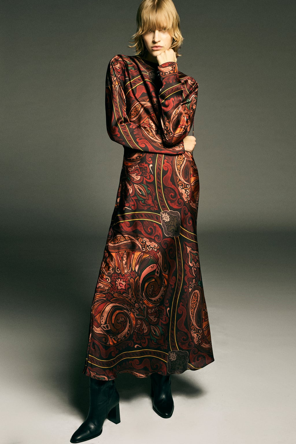 Y hemos dejado para el final, el diseño más elegante de todos. Vestido con estampado tipo pañuelo de Zara (59,99 euros). 