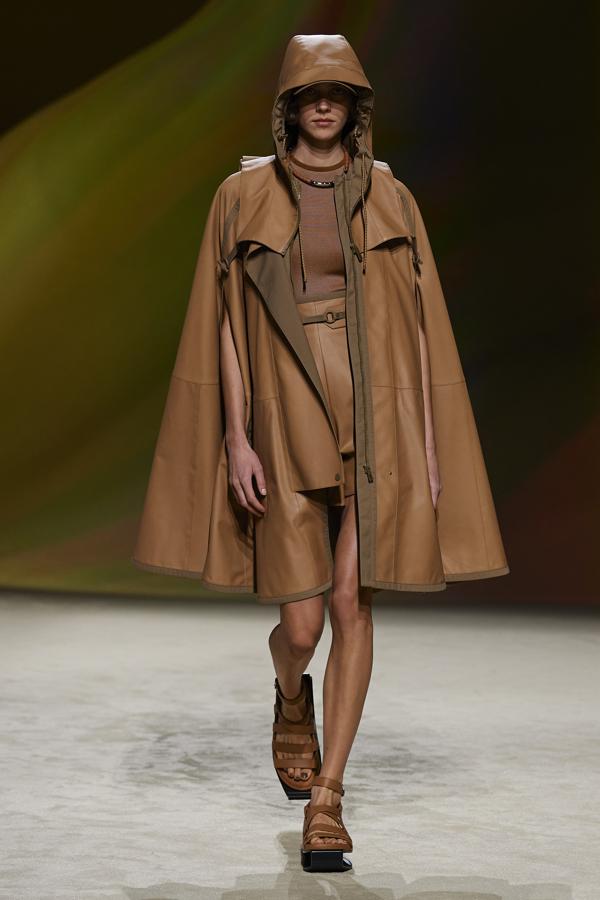 El desierto californiano se convierte en una rave en la que las modelos flotaban con las sandalias ‘huecas’ que se han hecho virales en la jornada de hoy. Los colores predominantes se inspiran en el amanecer junto a los clásicos beige y marrón. 