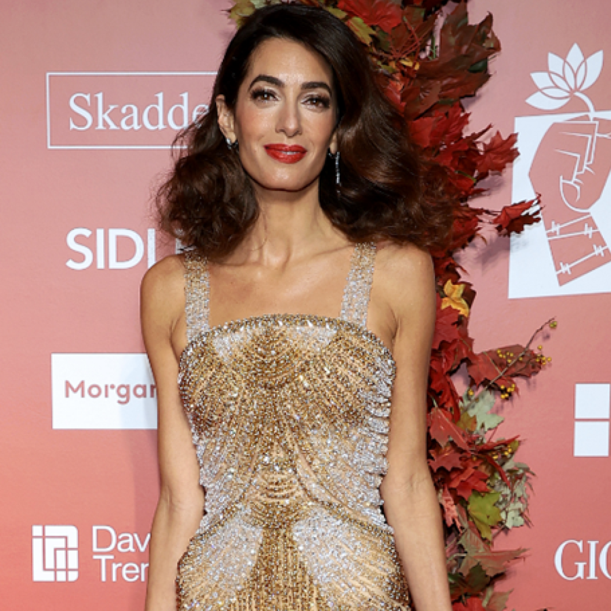Amal Clooney deslumbró con un vestido de brillantes.