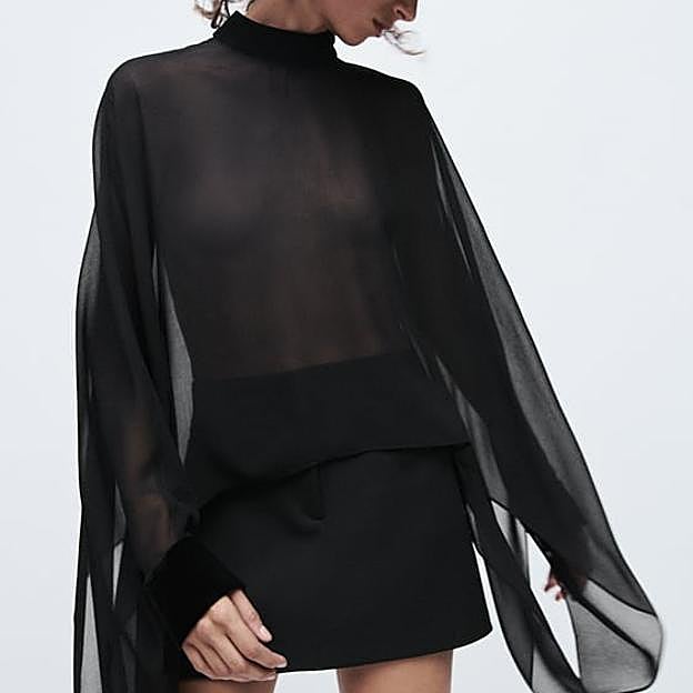 Marta Ortega completó el look con una capa de Zara.