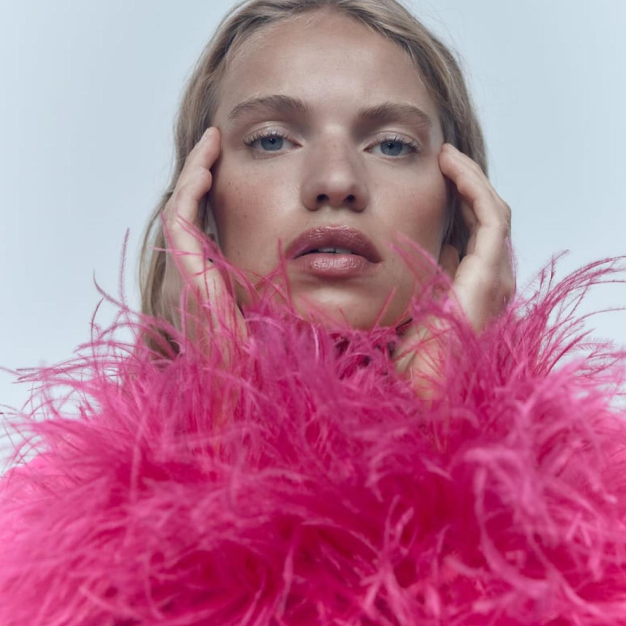 La americana oversize fucsia y con plumas de Zara más viral de todos la temporada.