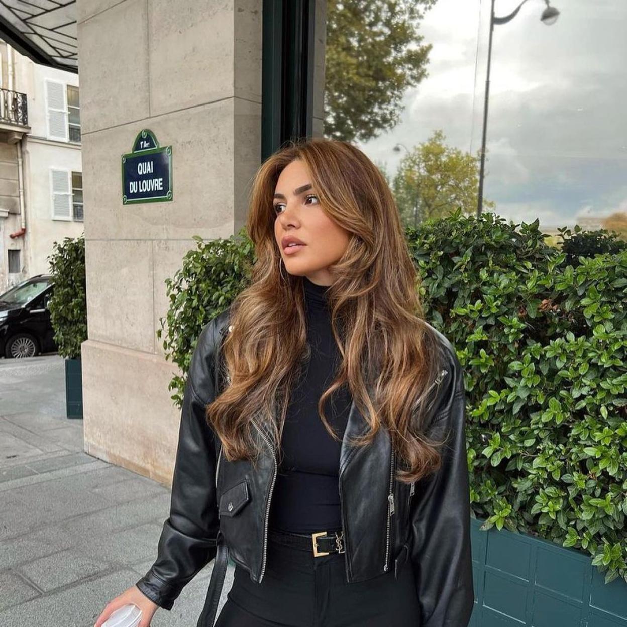 La influencer luce un conjunto total black con una melena ondulada, hidratada y con mucho brillo.