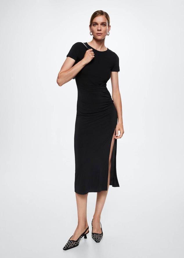 Vestido midi entallado con manga corta, cuello redondo, detalles fruncidos en los laterales y abertura en el bajo, color negro, de Mango. Cuesta 19,99 euros.