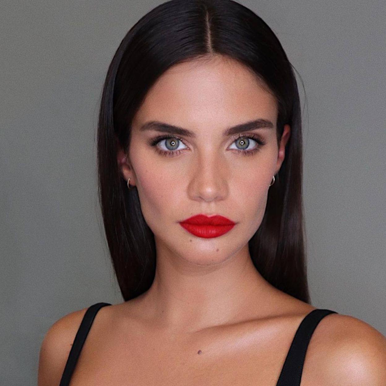 Esculpe la línea de la mandíbula y el cuello como la modelo Sara Sampaio gracias a estos tratamientos