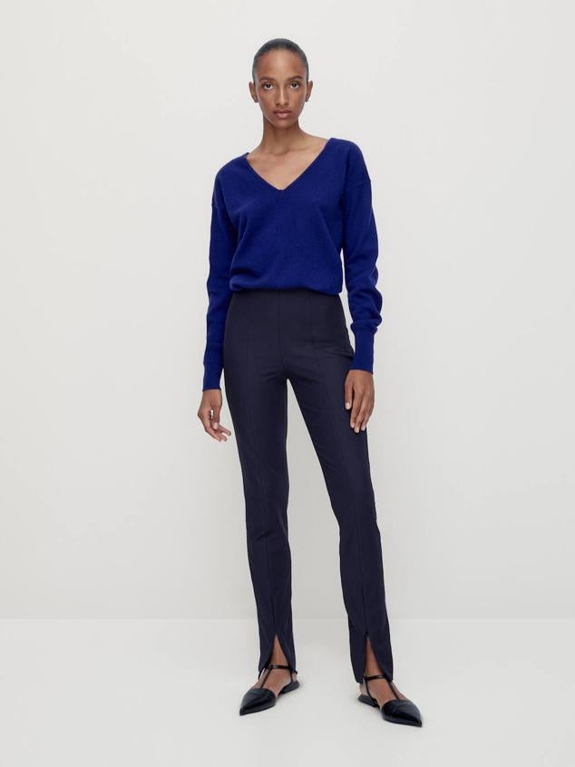 Pantalón elástico tipo pitillo con perneras ajustadas, bajo acabado en abertura, tiro alto y costuras decorativas, color azul, de Massimo Dutti. Está disponible a 49,95 euros.