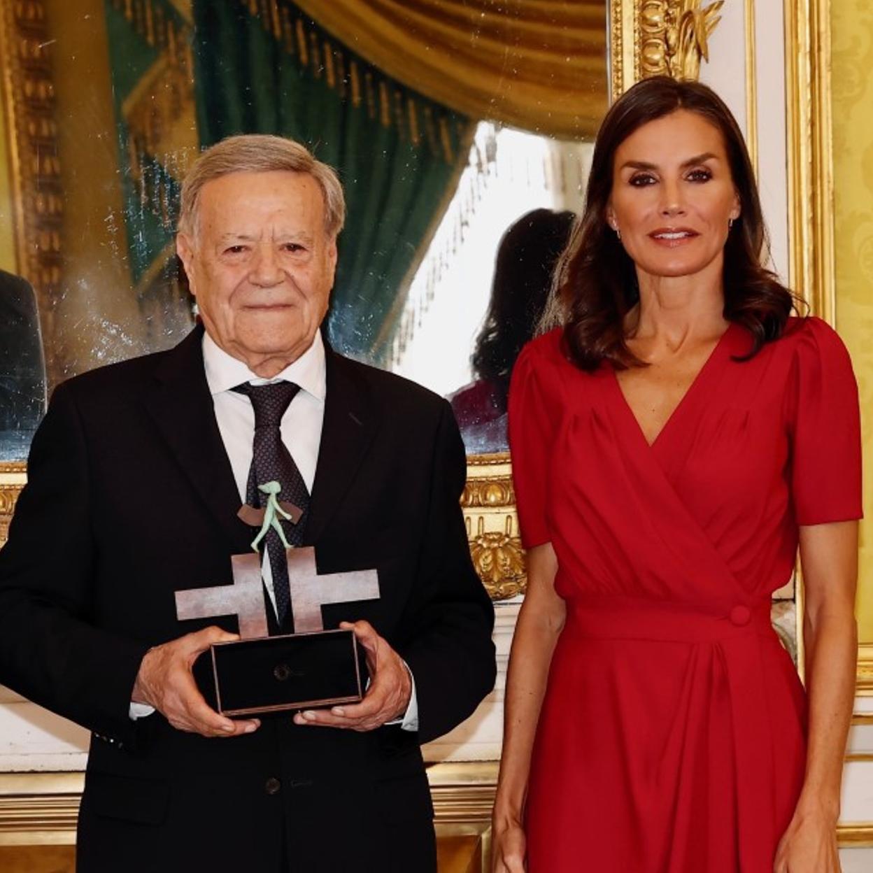 La reina Letizia con un vestido rojo.