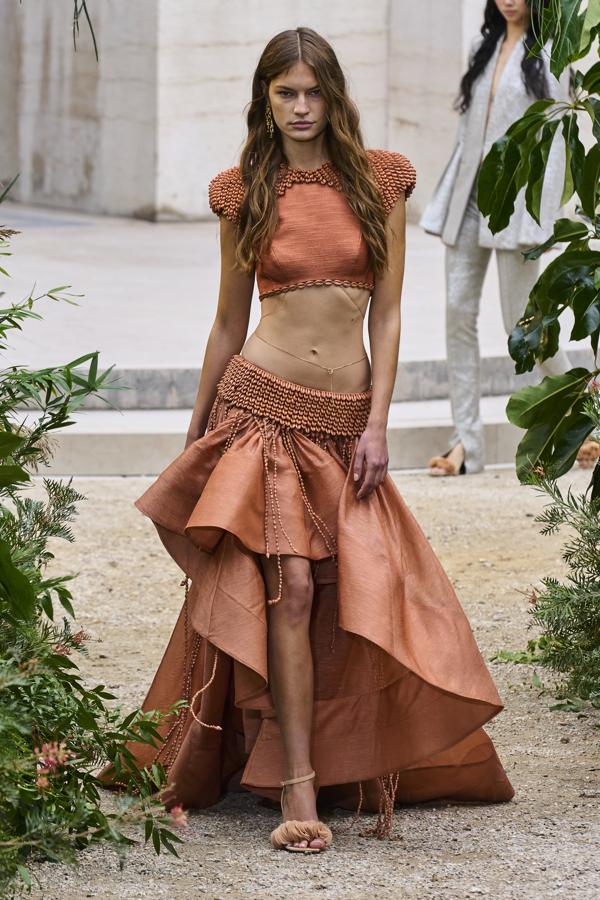 Los códigos clásicos de la casa basados en el boho y el romanticismo vuelven a aparecer en el desfile de la australiana. En su mayoría, diseños estructurados, minimalistas y vestidos asimétricos con tiras. Diseños prácticos y cómodos para mujeres que buscan seguridad a la hora de vestir.