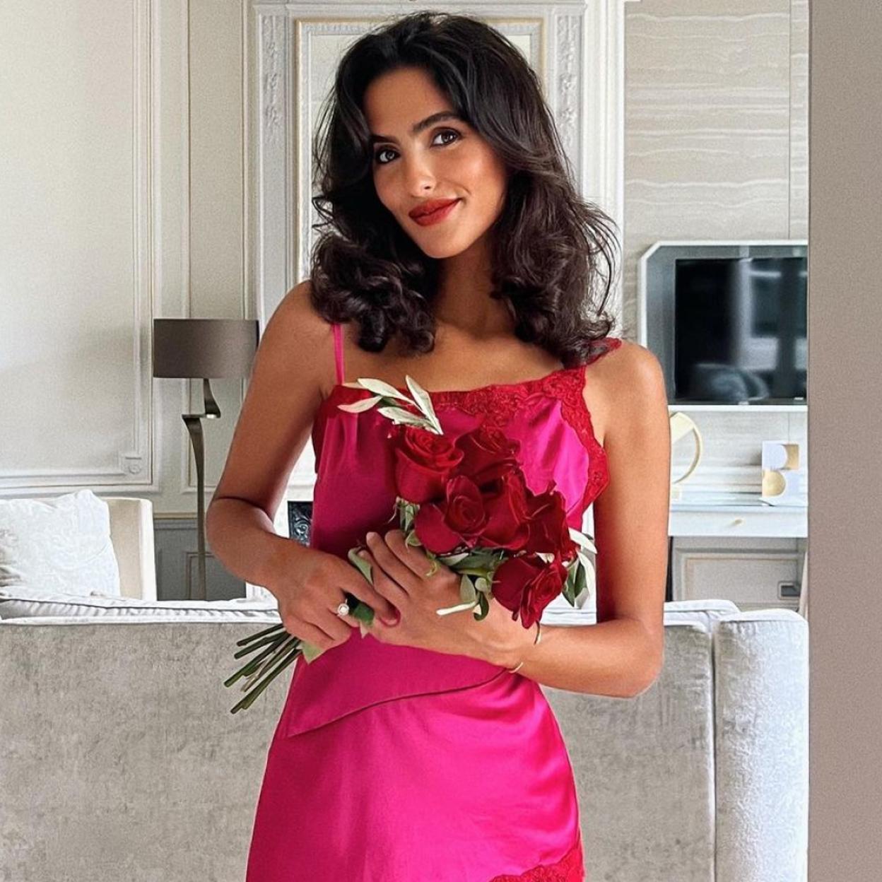 La influencer luce un jersey gris que combina con una falda del mismo color y un abrigo.