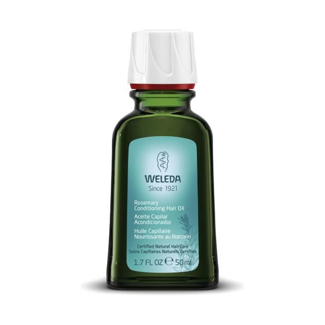 Rico en flores de trébol, raíz de bardana y aceites esenciales de lavanda, este aceite capilar actúa como un acondicionador nutriendo la fibra capilar y dejando el cabello más brillante y sin puntas abiertas. Es un aceite especialmente beneficioso para el cabello seco, quebradizo o castigado, aunque, si tienes el cabello teñido y rizado, también lo puedes utilizar. Precio: 9,59 euros en Douglas (precio habitual: 11,99 euros). Cómpralo aquí