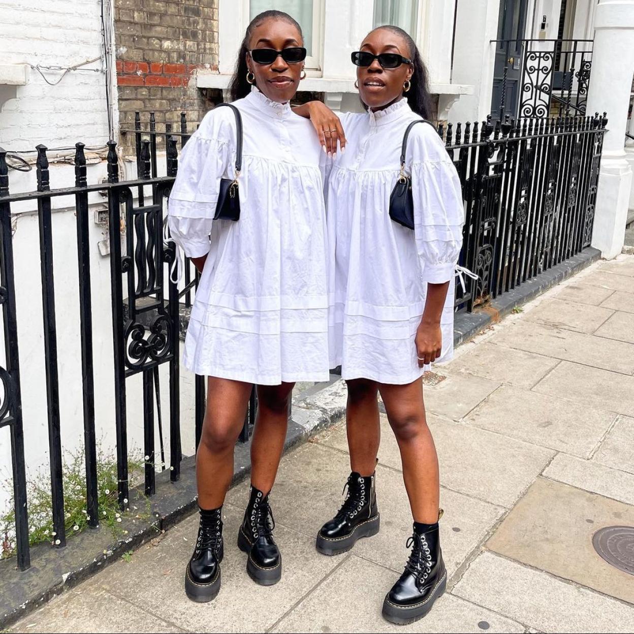 Las influencers llevan un vestido blanco corto de manga larga y unas botas militares de color negro.