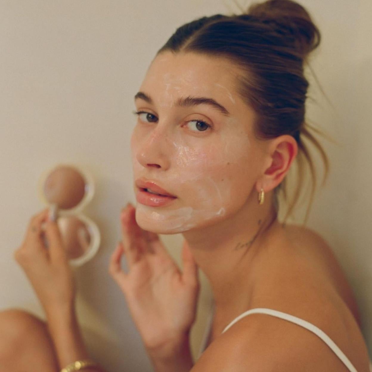 Hailey Bieber siempre presume de tener la mejor piel. 