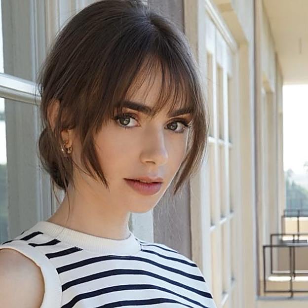 Lily Collins con flequillo.