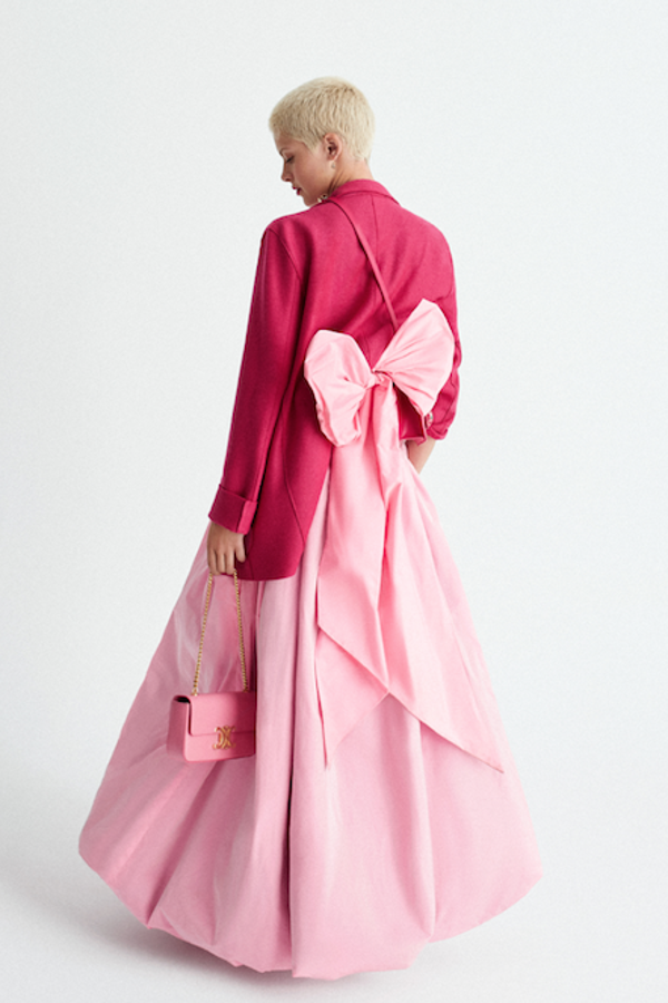 Vestido de Encinar, blazer de Herno, bolso Triomphe con cadena de Celine, y pendientes de Bvlgari.