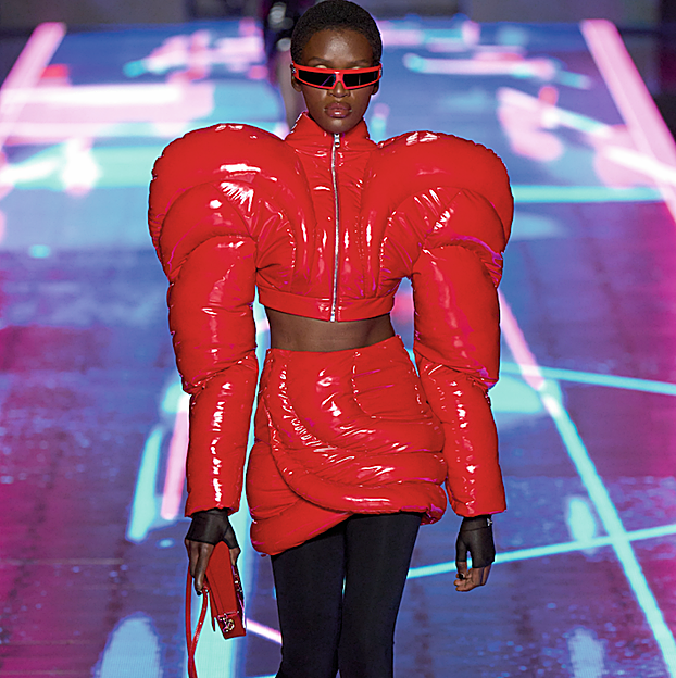 Imagen principal - De arriba abajo, diseño y escenografía del desfile de Rick Owens, conjunto acolchado de Dolce & Gabbana y, a la derecha, conjunto de Schiaparelli.