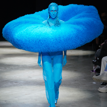 Imagen secundaria 1 - De arriba abajo, diseño y escenografía del desfile de Rick Owens, conjunto acolchado de Dolce & Gabbana y, a la derecha, conjunto de Schiaparelli.