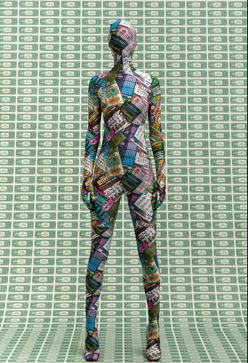 Imagen secundaria 2 - Puesta en escena del desfile de Off-White y Bella Hadid con uno de los vestidos de la colección. A la derecha, propuesta de Vetements.