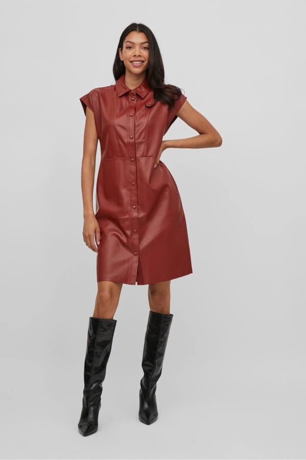 Vestido corto en tejido efecto piel con manga corta, sisa amplia, cuello camisero, cierre de botones delantero y corte en la cintura, color rojo, de Vila, Está disponible en Cortefiel a 39,99 euros.