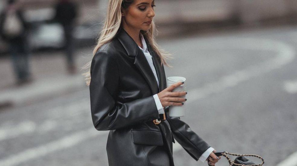 La influencer lleva un vestido tipo blazer de piel combinado con camisa para el look perfecto de oficina