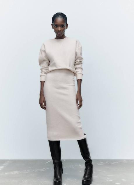 Imagen - Conjunto de sudadera y falda midi elástica en beige