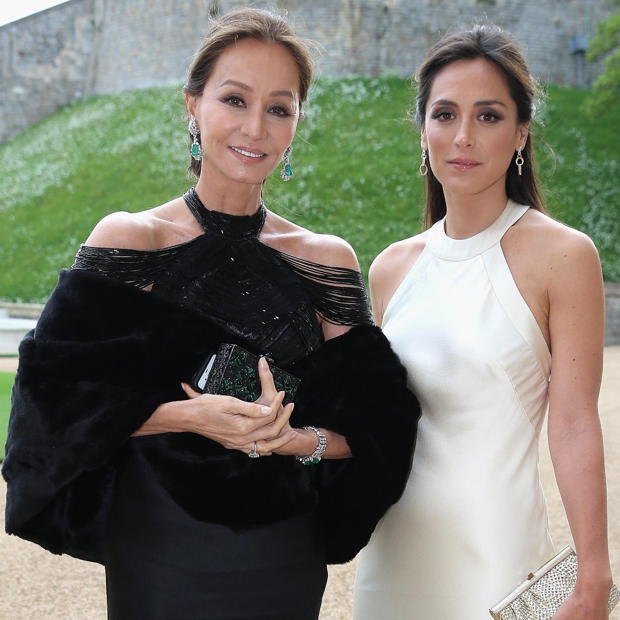 Tamara Falco e Isabel Preysler posando juntas durante un evento público cuando la marquesa aún no era famosa.