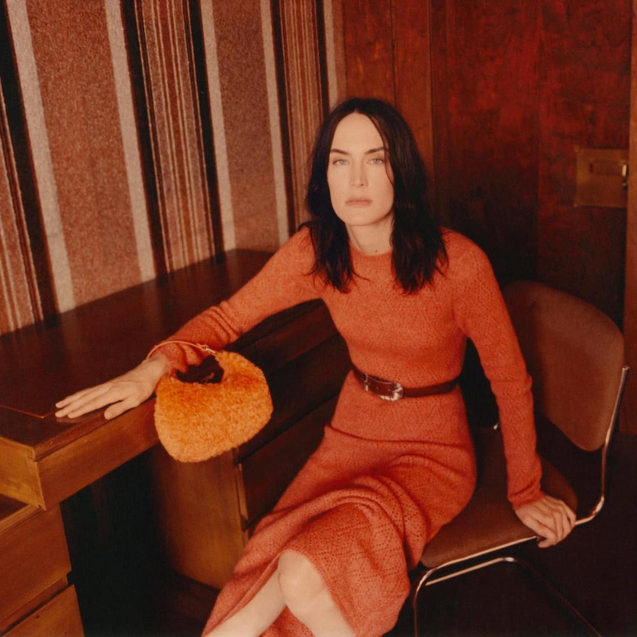 Los vestidos de punto son la opción perfecta para los meses de otoño. Elige un diseño a todo color como este de Mango y llévalo con cinturón. 