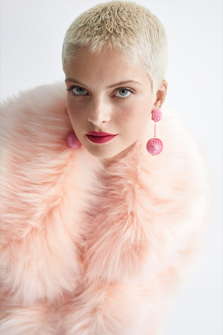 Abrigo de pelo, de Max Mara y pendientes de Emporio Armani.