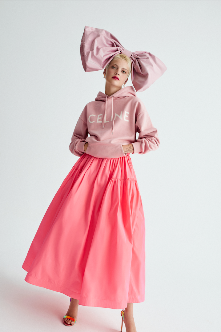 Sudadera de Celine, falda de The 2nd Skin Co., sandalias iridiscentes de Aquazzura, lazo de Navascués y pendientes de Bvlgari.