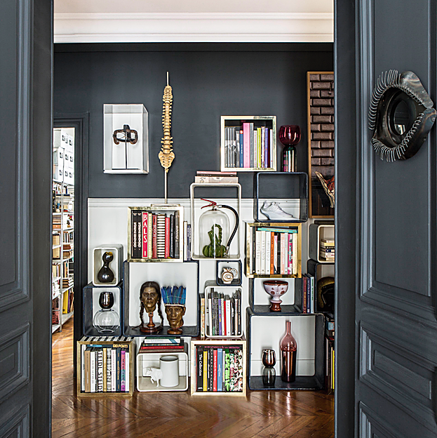 Imagen principal - Librería, despacho y mesa con vajilla de Vista Alegre.