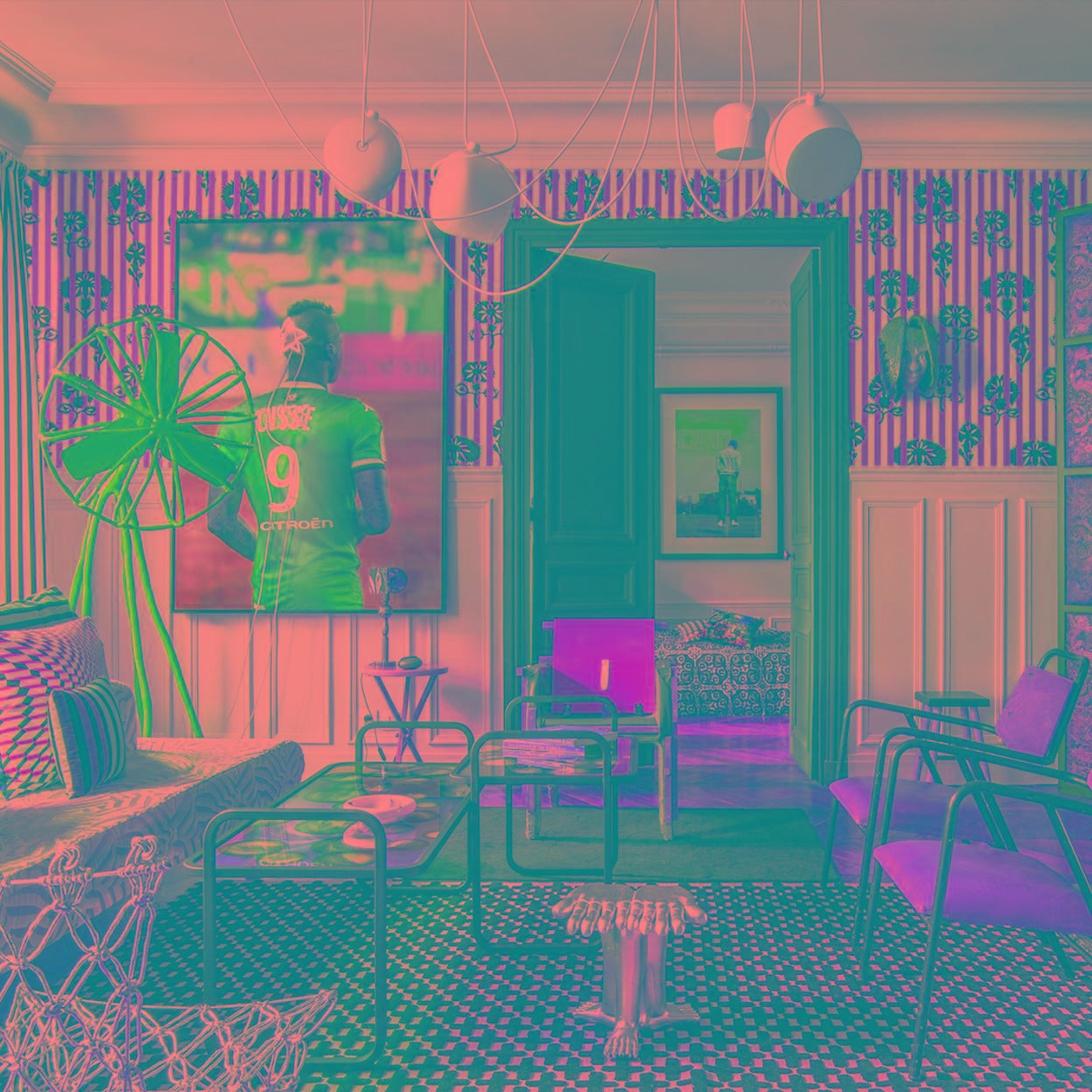 Detalles de la decoración ecléctica y barroca de la casa parisina de Sacha Walckhoff.